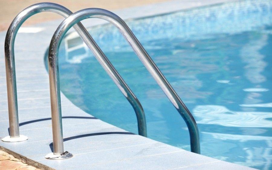 21χρονος εντοπίστηκε αναίσθητος σε πισίνα ξενοδοχείου - Κρίσιμα στην ΜΕΘ του ΓΝ Πάφου