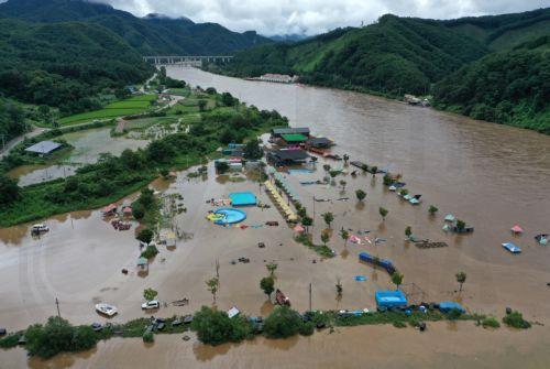 Δεκαέξι νεκροί και δεκάδες αγνοούμενοι από πλημμύρες στη βορειοδυτική Κίνα