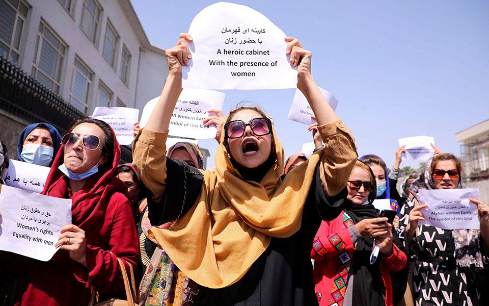 «Το Ιράν εξεγείρεται, τώρα είναι η σειρά μας»: Γυναίκες διαδήλωσαν στο Αφγανιστάν 