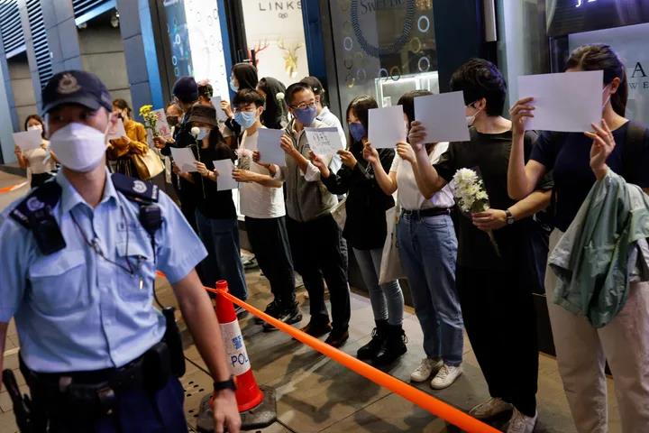  Κίνα: Τι σημαίνει το λευκό χαρτί που έγινε ισχυρό σύμβολο της δημόσιας οργής {εικόνες και βίντεο}
