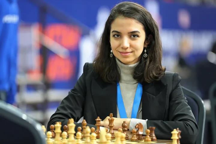 Ιρανή σκακίστρια διαγωνίστηκε χωρίς χιτζάμπ σε Παγκόσμιο Πρωτάθλημα - Επικρίσεις από καθεστωτικά ΜΜΕ