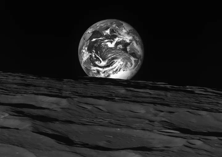 Πώς μοιάζει η Γη από ψηλά και πώς φαίνεται από το φεγγάρι: Μαγευτικές εικόνες και βίντεο