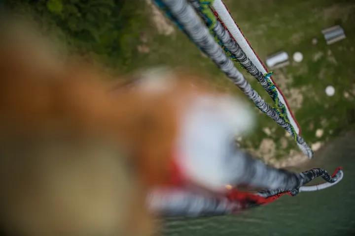 Τουρίστας στην Ταϊλάνδη έκανε bungee jumping και κόπηκε το σχοινί (βίντεο)