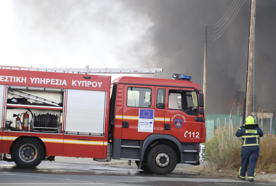Πυρκαγιά στην αυλή του Γυμνασίου Κωνσταντινουπόλεως – Καίγονται παλιά ελαστικά

