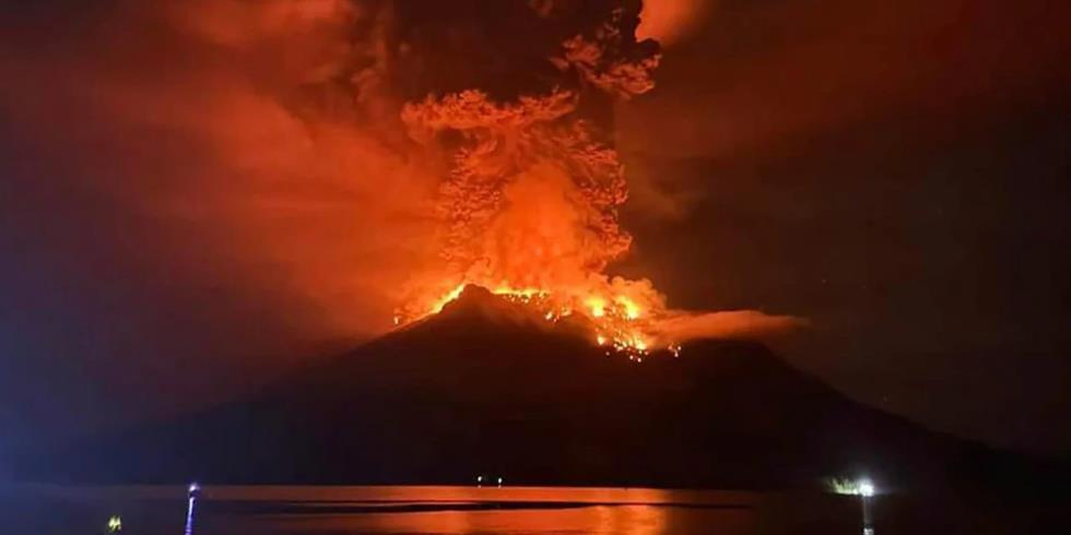 Διαδοχικές εκρήξεις ηφαιστείου στην Ινδονησία: Εκκενώθηκαν περιοχές - Προειδοποίηση για τσουνάμι (βίντεο)