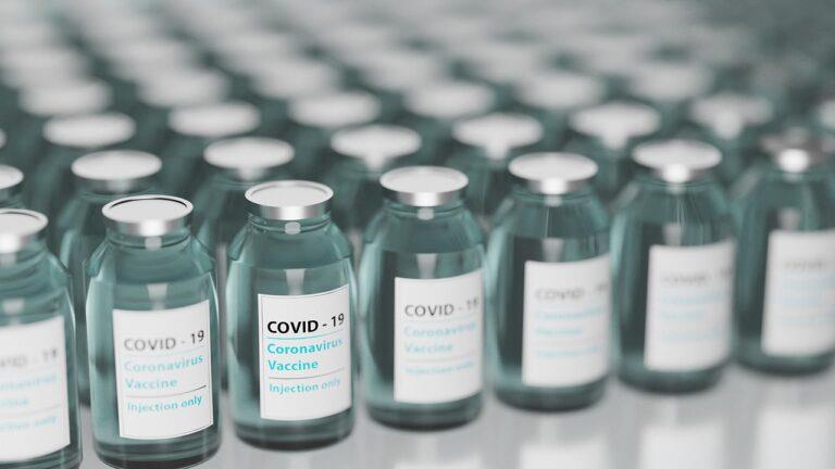 New York Times: Τι έδειξε η έρευνα για τις παρενέργειες των εμβολίων κατά του κορωνοϊού