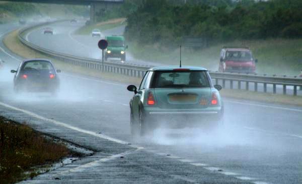 Έντονη βροχόπτωση, πέτρες και συσσώρευση νερού στον αυτοκινητόδρομο Λεμεσού - Τα σημεία