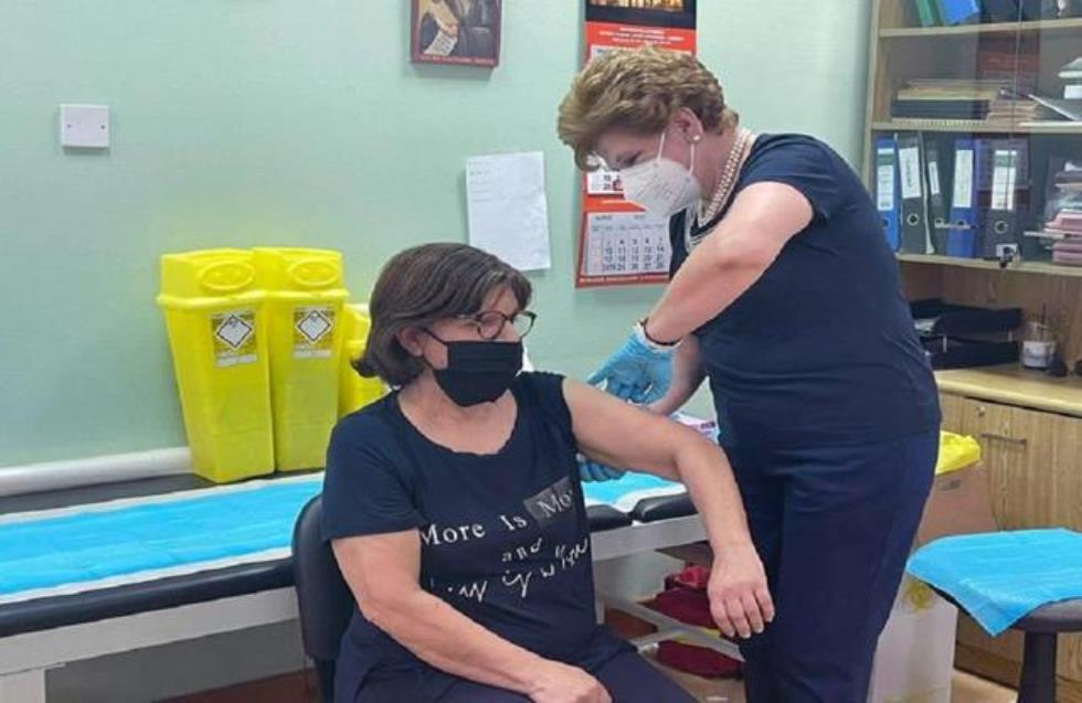 Εμβολίασε (!) πολίτες και η Γιαννάκη στη Λεμεσό λόγω.... της απεργίας των νοσηλευτών