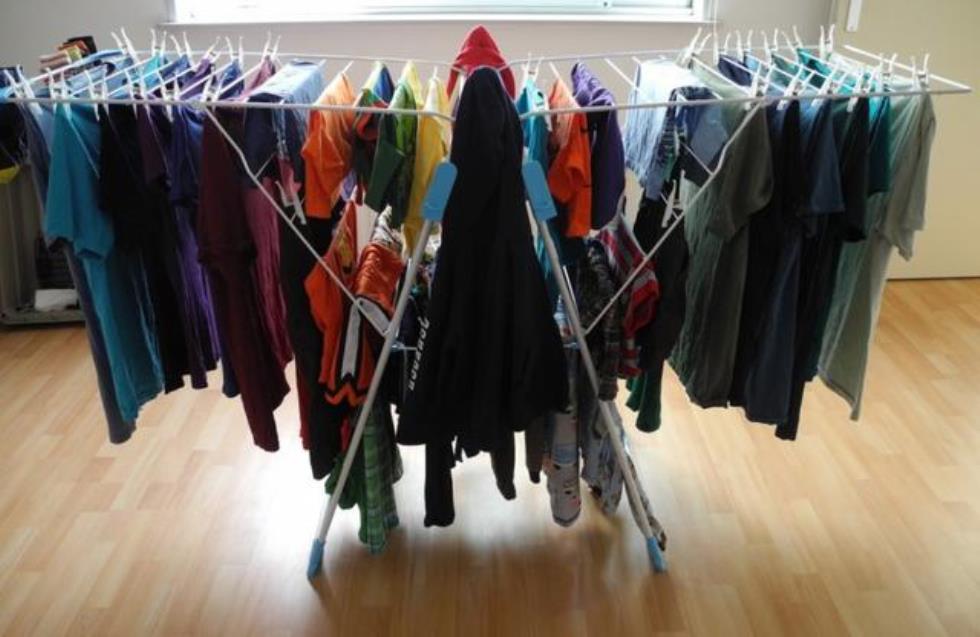 Στεγνώνετε τα ρούχα μέσα στο σπίτι; Δείτε από τι κινδυνεύετε