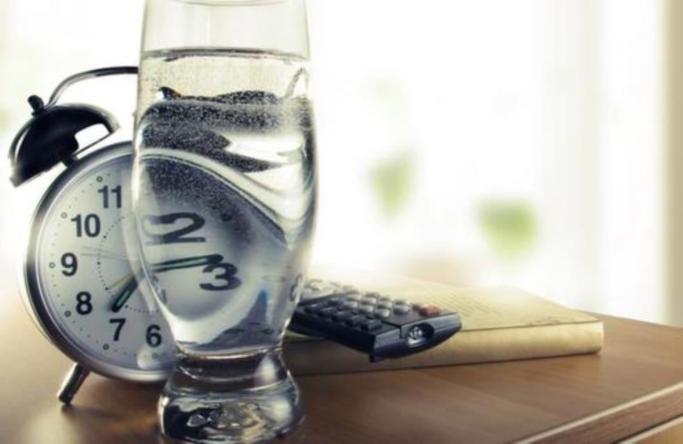 Τι κινδύνους κρύβει ένα ποτήρι νερό που μένει όλη νύχτα στο κομοδίνο