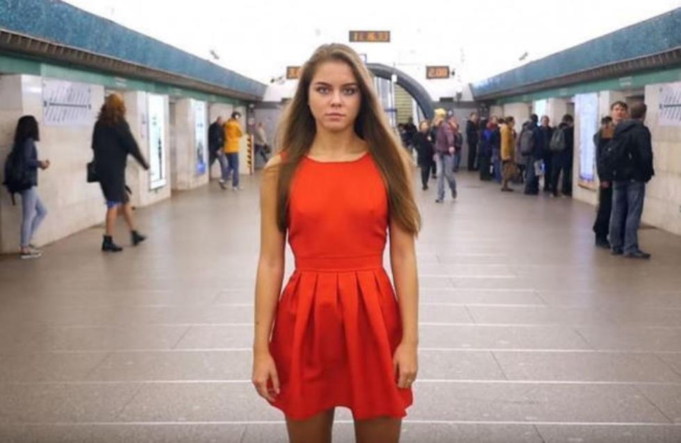 Γιατί αυτή η κοπέλα σηκώνει τη φούστα της δημόσια; (βίντεο)
