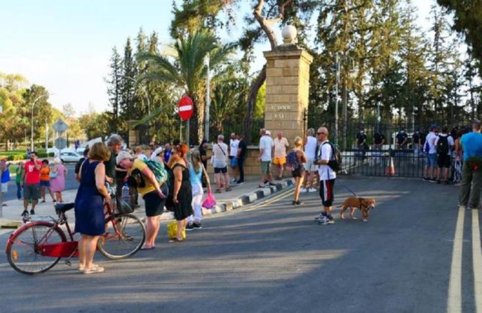 Εκδήλωση έξω από το Προεδρικό στο πλαίσιο της παγκόσμιας κινητοποίησης κατά των περιοριστικών μέτρων (φώτος)