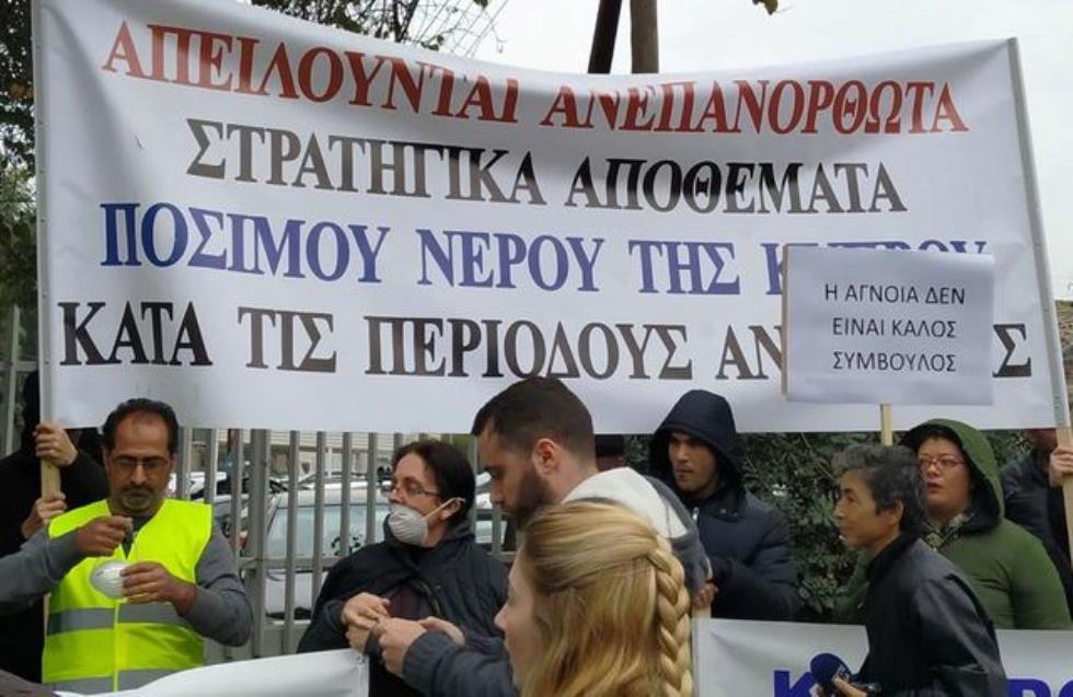 Μοναχοί στήνουν καραούλι έξω από λατομείο στα Πυργά