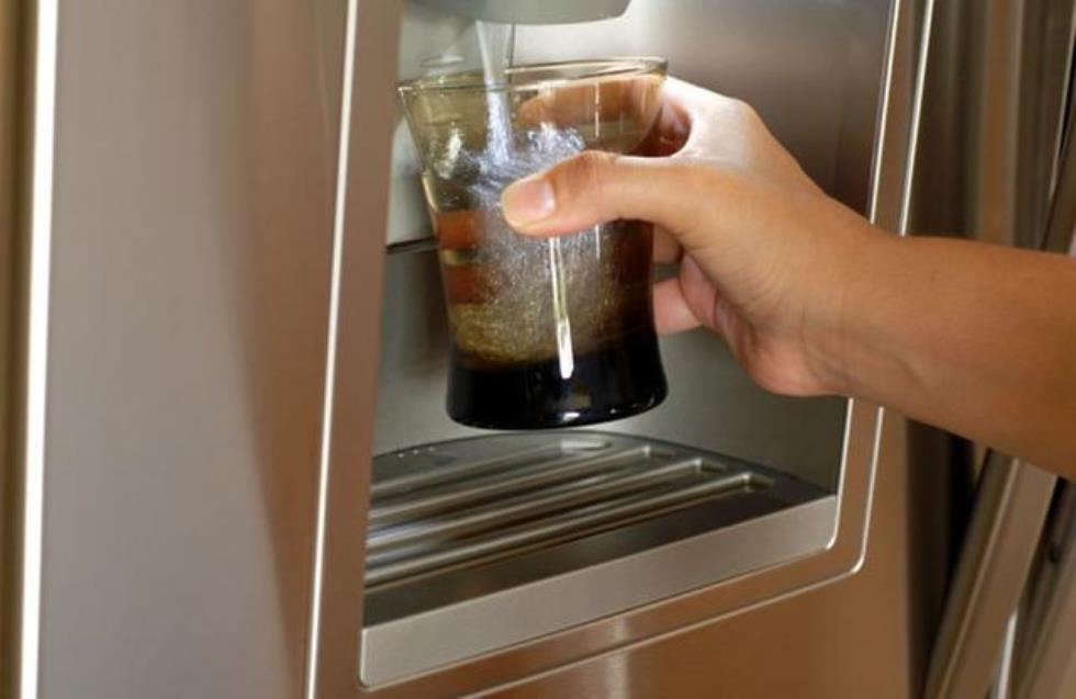 Ο κίνδυνος από τα παγάκια που φτιάχνει το ψυγείο: Τι πρέπει να γνωρίζουμε
