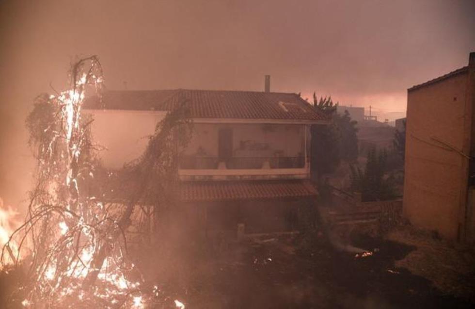 Εύβοια: Στις αυλές των σπιτιών οι φλόγες