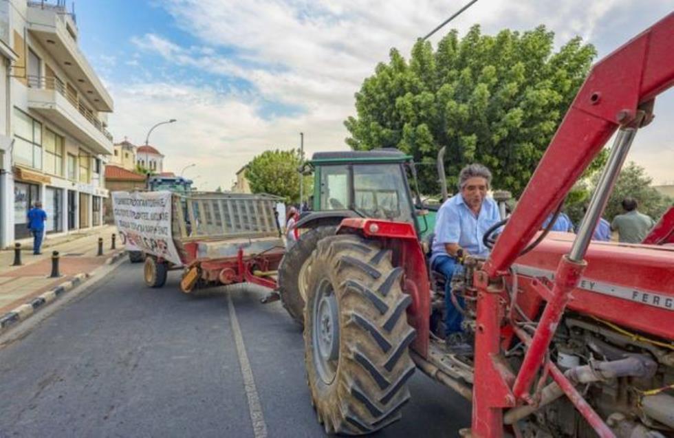 Πολιόρκησαν το δημαρχείο με τρακτέρ στα Πολεμίδια