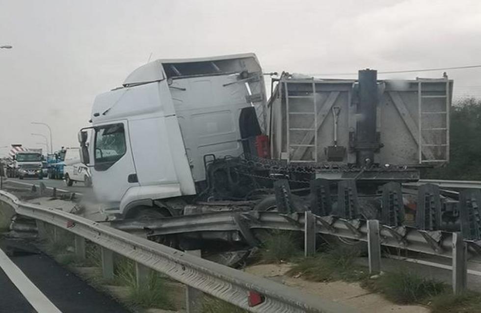 Αυτοκινητόδρομος Λ/σου -Λ/σίας: Φορτηγό ακινητοποιήθηκε, κλειστή λωρίδα