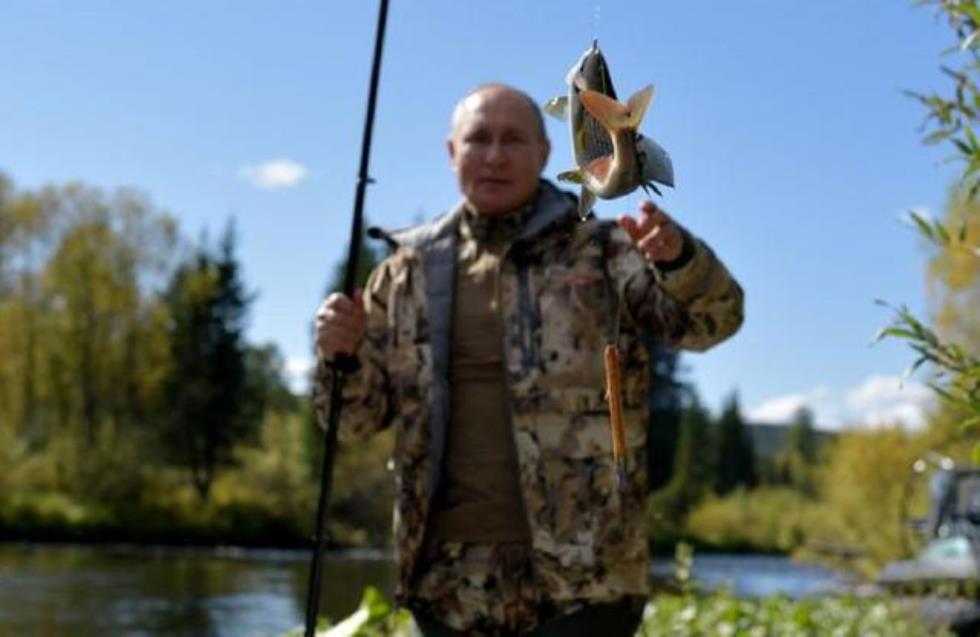 Ο... ψαράς Πούτιν: Οι διακοπές και οι φωτογραφίες του Κρεμλίνου
