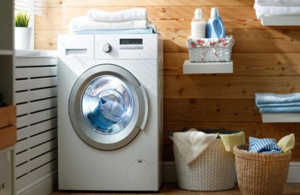 Τι πρέπει να κάνετε για να μην μυρίζουν τα ρούχα όταν τα βγάζετε από το  πλυντήριο