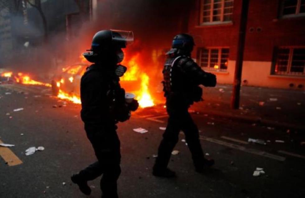 Δακρυγόνα στο Παρίσι στη διαδήλωση χιλιάδων ανθρώπων κατά της αστυνομικής βίας