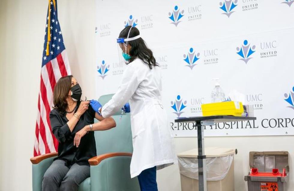 Εμβολιάστηκε η αμερικανή αντιπρόεδρος Κάμαλα Χάρις - Η κατάσταση διεθνώς