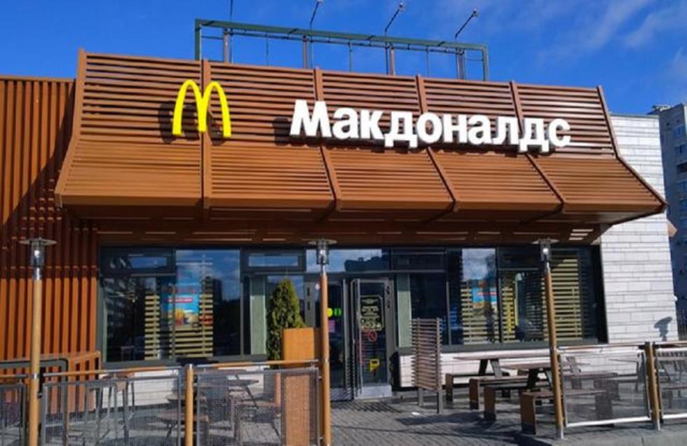 Ρωσία: Τέλος εποχής για τα McDonald’s στη Μόσχα – Εργάτες απομακρύνουν τις «Χρυσές Αψίδες» (βίντεο)