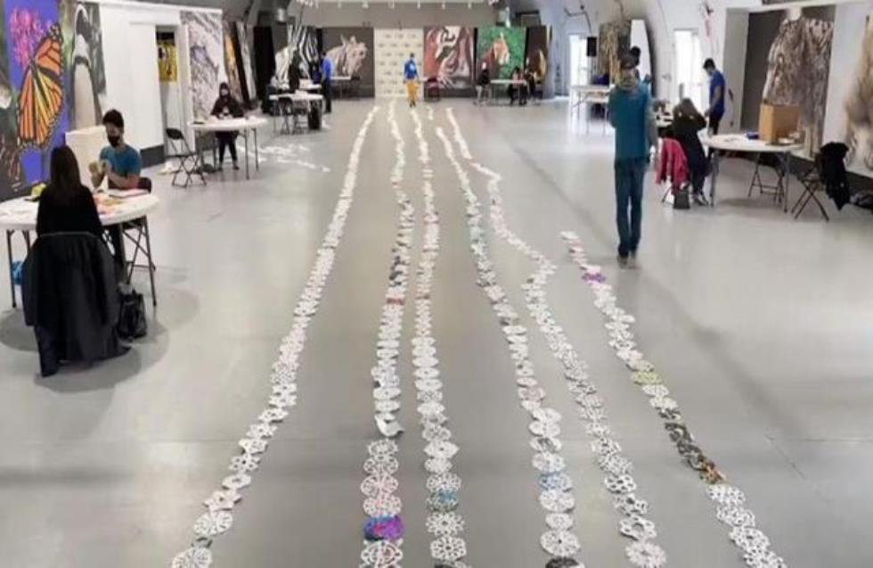 Έφτιαξαν αλυσίδα με 2.190 χάρτινες χιονονιφάδες και μπήκαν στο βιβλίο Guinness