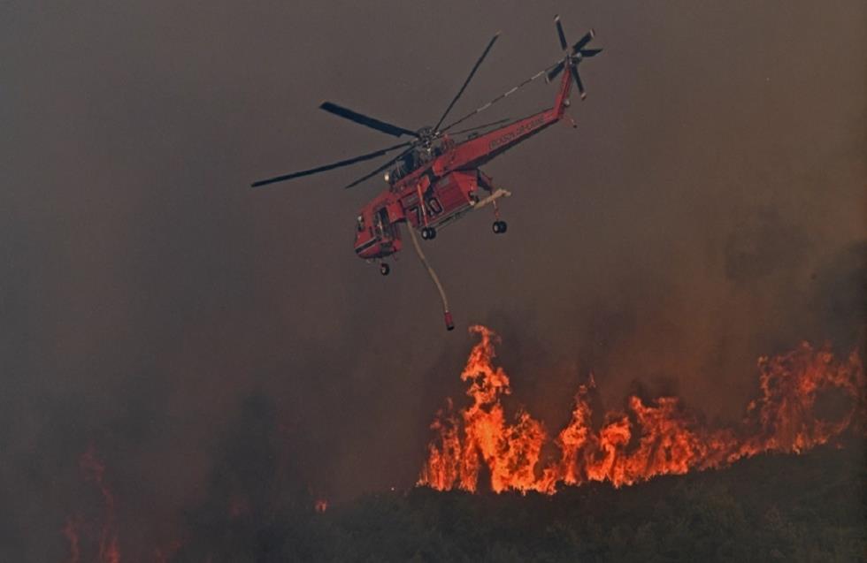 Ολονύχτια μάχη με τις φλόγες στην Ηλεία – Πλησίασε σπίτια, εκκενώθηκαν τρεις οικισμοί