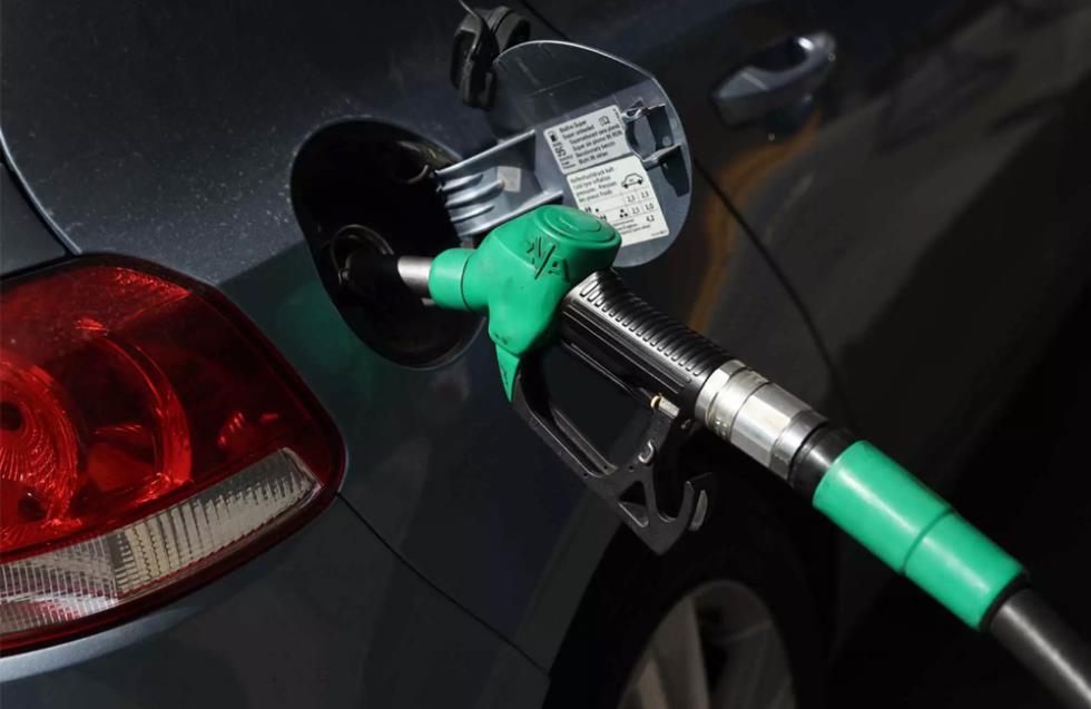 Μόνο τα ηλεκτρικά οχήματα δεν θα βοηθήσουν την ΕΕ να μειώσει τους ρύπους - Στροφή στα πράσινα καύσιμα
