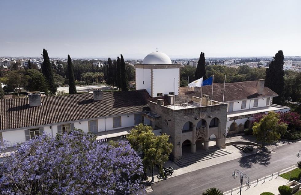 Προέδρος όλων των ανεπαρκειών μας