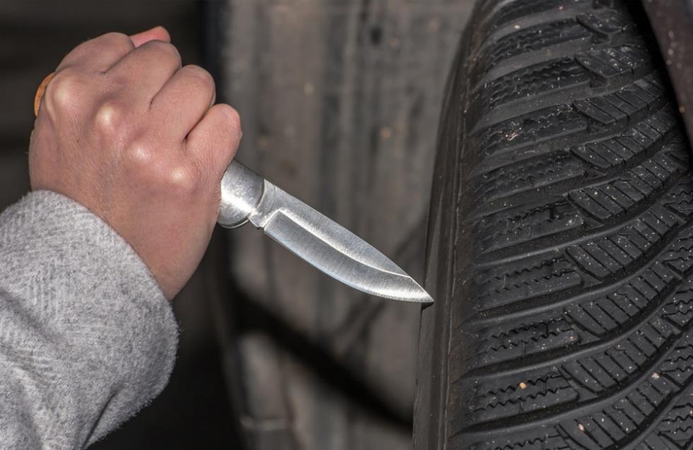 Έσκισαν με μαχαίρι τα λάστιχα του αυτοκινήτου του Υπουργού Οικονομικών