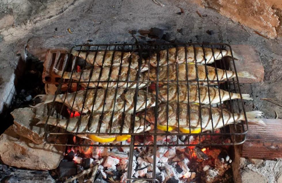Οδηγίες ψησίματος ψαριών στα κάρβουνα από έναν ψαροντουφεκά