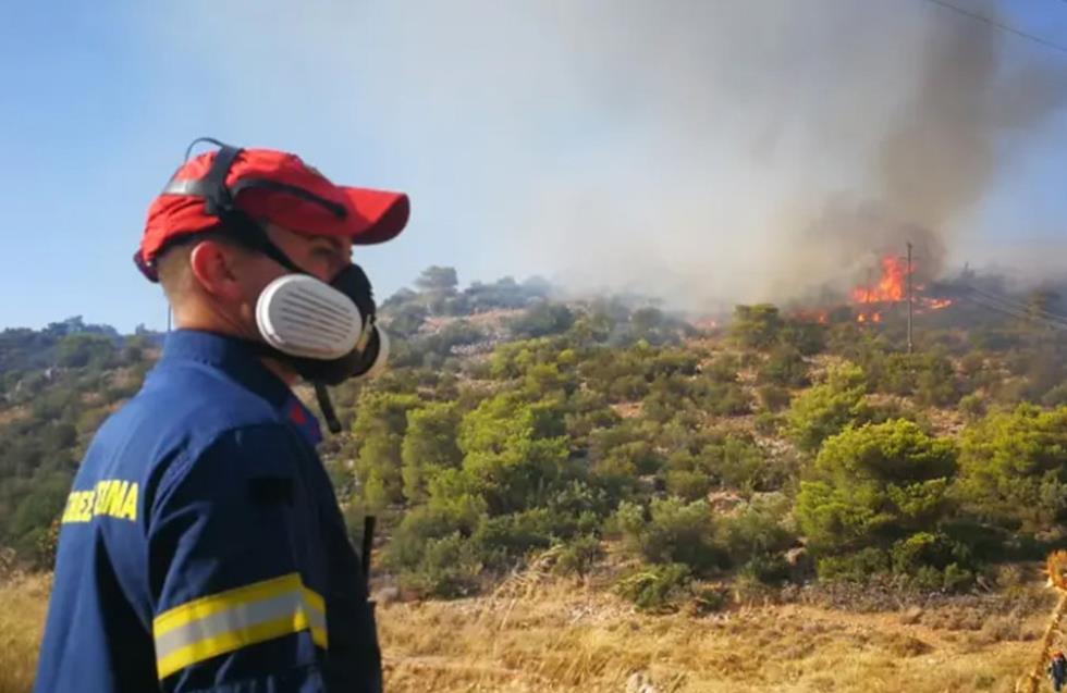 Υπό έλεγχο η πυρκαγιά στη Μάνδρα – Προσαγωγή 55χρονης