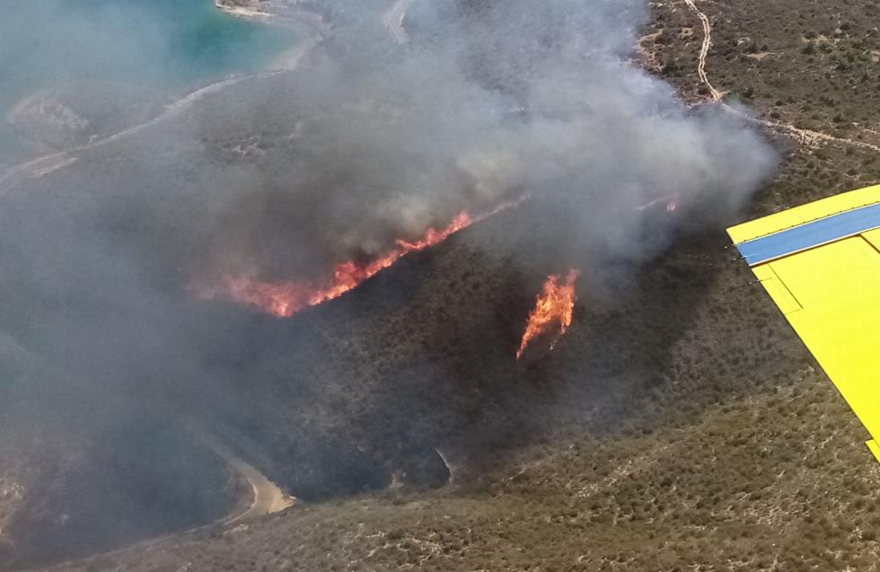 Μεγάλη πυρκαγιά κοντά στο φράγμα του Κούρη – Στη μάχη 8 εναέρια μέσα, εχθρός ο ισχυρός άνεμος 