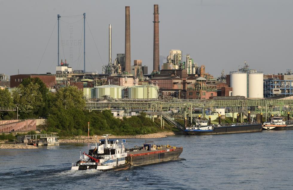 Γερμανία: Μισοάδεια ταξιδεύουν τα φορτηγά πλοία στον Ρήνο λόγω της χαμηλής στάθμης των νερών – Ζέστη και ξηρασία