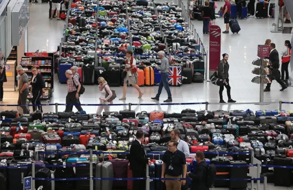 Χάος στα αεροδρόμια: H Qantas ζητά από ανώτερα στελέχη να αφήσουν τα γραφεία και βοηθήσουν στον χειρισμό αποσκευών!