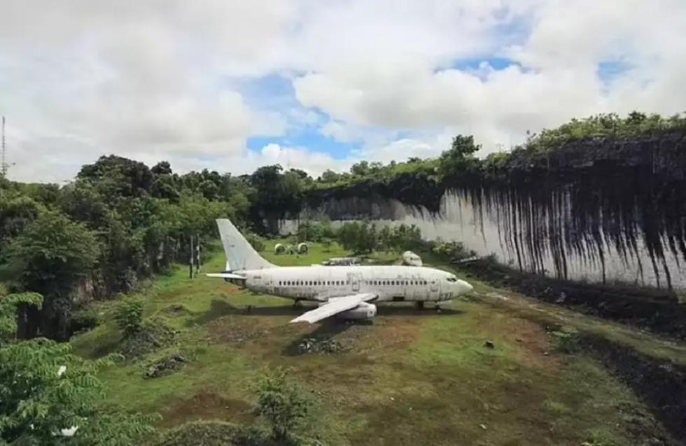 Μυστήριο: Τι δουλειά έχει ένα εγκαταλελειμμένο Boeing 737 στη μέση ενός χωραφιού στο Μπαλί;
