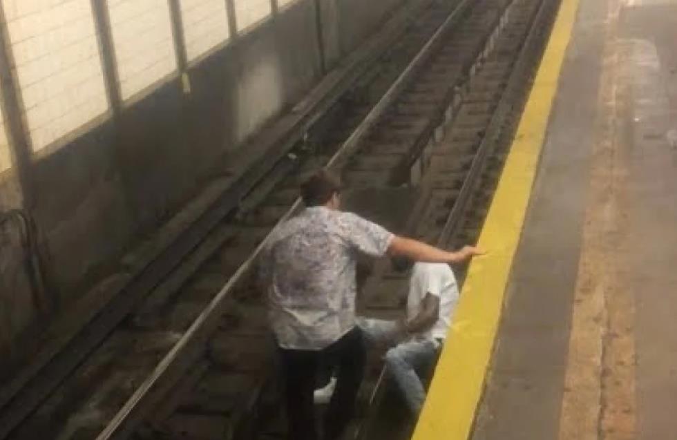ΗΠΑ: Ελληνοαμερικανός φοιτητής έσωσε άνδρα που έπεσε στο μετρό της Νέας Υόρκης - Δείτε βίντεο