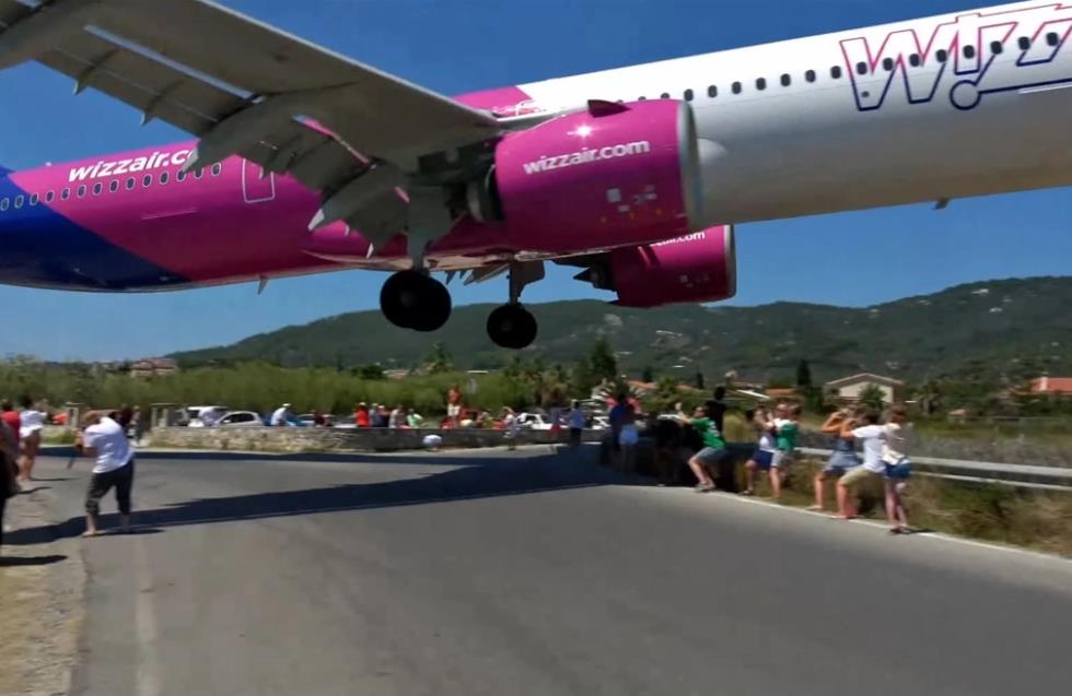 Τρομακτική προσγείωση αεροπλάνου στην Σκιάθο, πέρασε μια ανάσα από τον κόσμο - Δείτε βίντεο