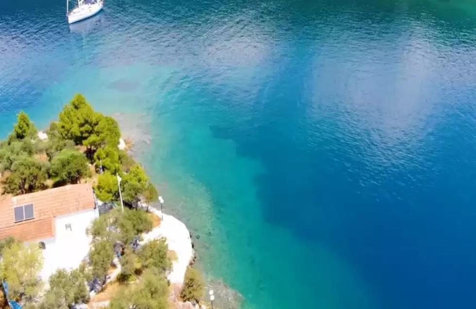 Ο γραφικός οικισμός στην Ελλάδα με το λιλιπούτειο νησάκι που μαγεύει - Εντυπωσιακό βίντεο