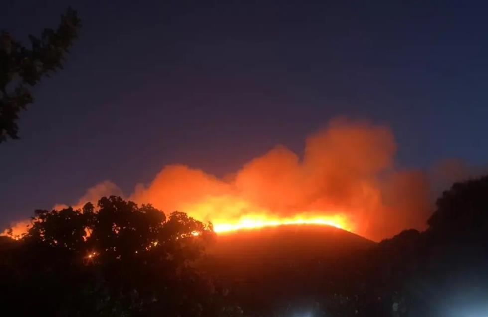 Πυρκαγιά στο νησί Παντελερία, απομακρύνθηκαν από τις βίλες τους Τζόρτζιο Αρμάνι και Μάρκο Ταρντέλι
