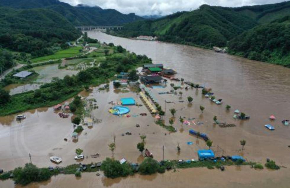 Δεκαέξι νεκροί και δεκάδες αγνοούμενοι από πλημμύρες στη βορειοδυτική Κίνα