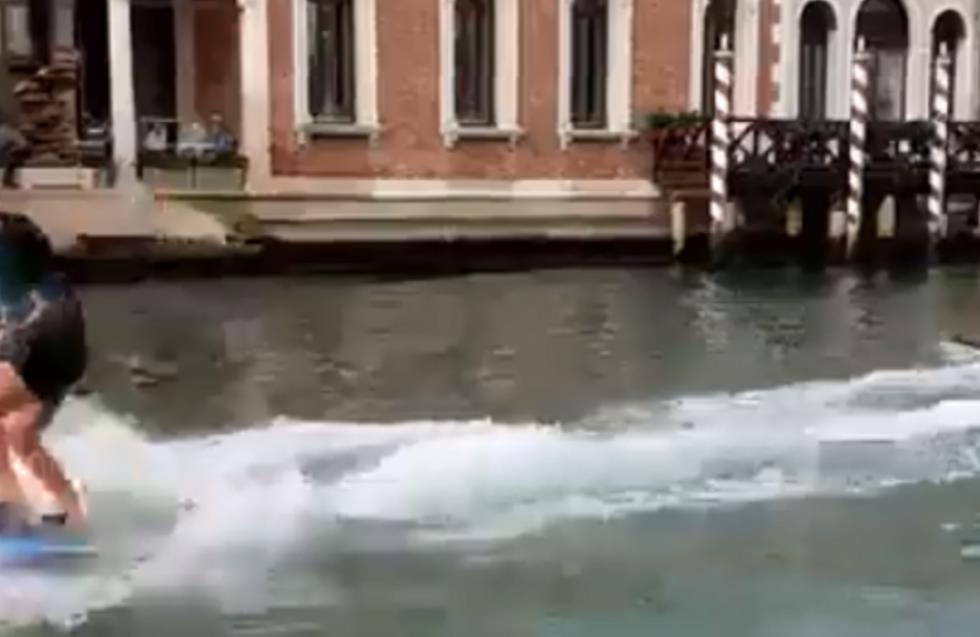 Σάλος στη Βενετία: Τουρίστες έκαναν σερφ στο Μεγάλο Κανάλι (βίντεο)