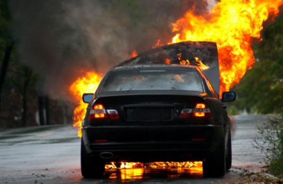 Φωτιά σε αυτοκίνητο εν κινήσει στην Λεμεσό - Σοβαρές ζημιές σε διπλανά οχήματα