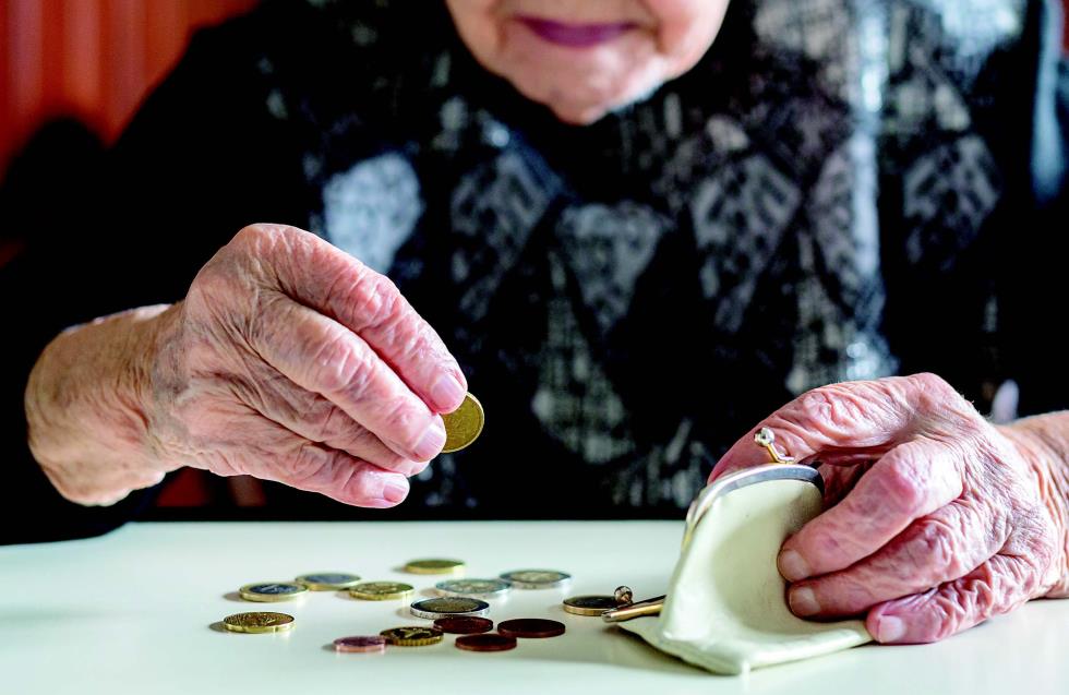 Σταθερά φτωχός ένας στους πέντε συνταξιούχους - Θύματα και οι γυναίκες
