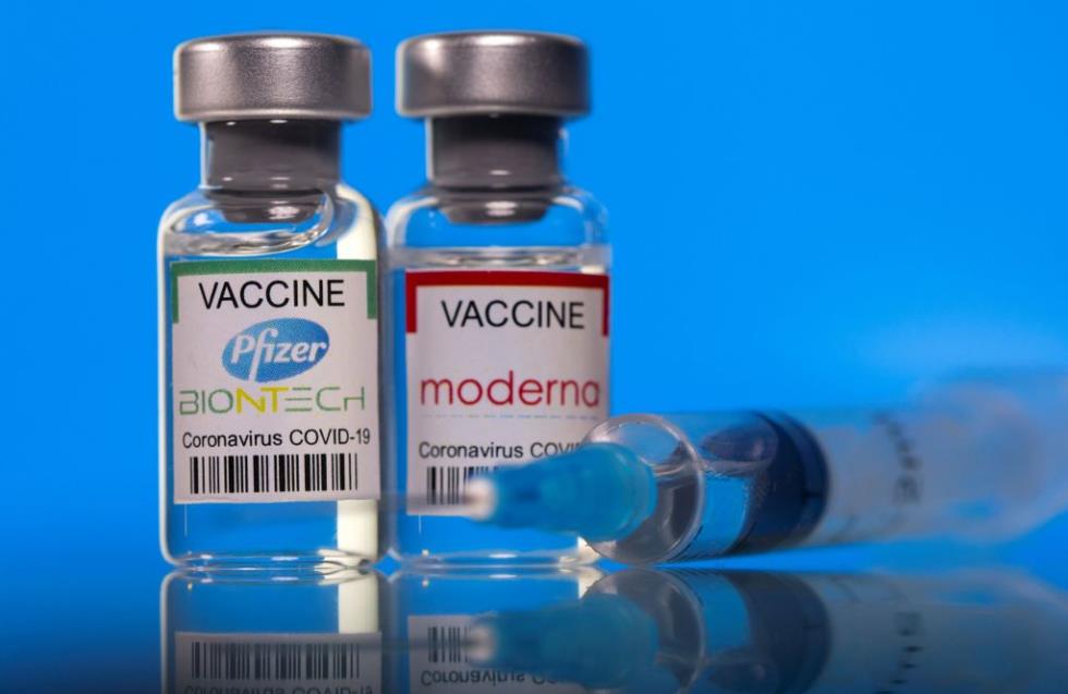 FDA: Εγκρίθηκαν τα νέα εμβόλια Pfizer και Moderna για την Όμικρον
