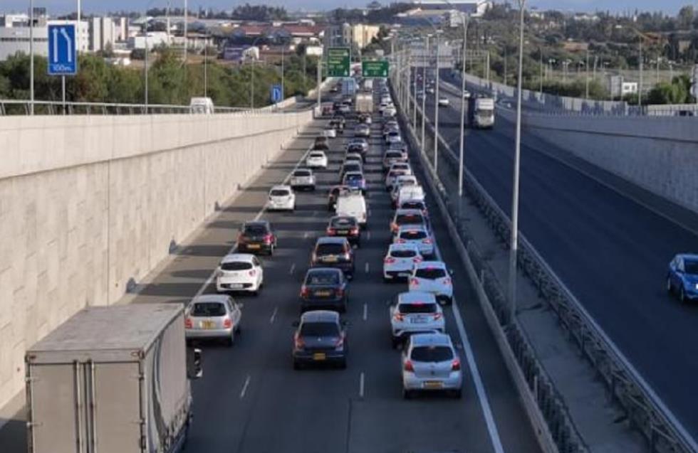 «Καρούσο, φίλε μου, μόνο 1 ώρα και 5 λεπτά σήμερα. Θενκς»: Απελπισμένοι οι Κύπριοι οδηγοί τα βάζουν με τον υπουργό - Τα επικά tweets 