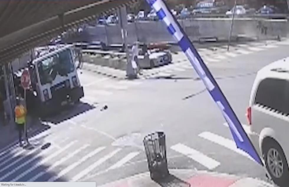 Κι όμως σώθηκε: 22χρονη οδηγός περίμενε αμέριμνη στο φανάρι όταν ένας γερανός έπεσε στο κεφάλι της! (video)