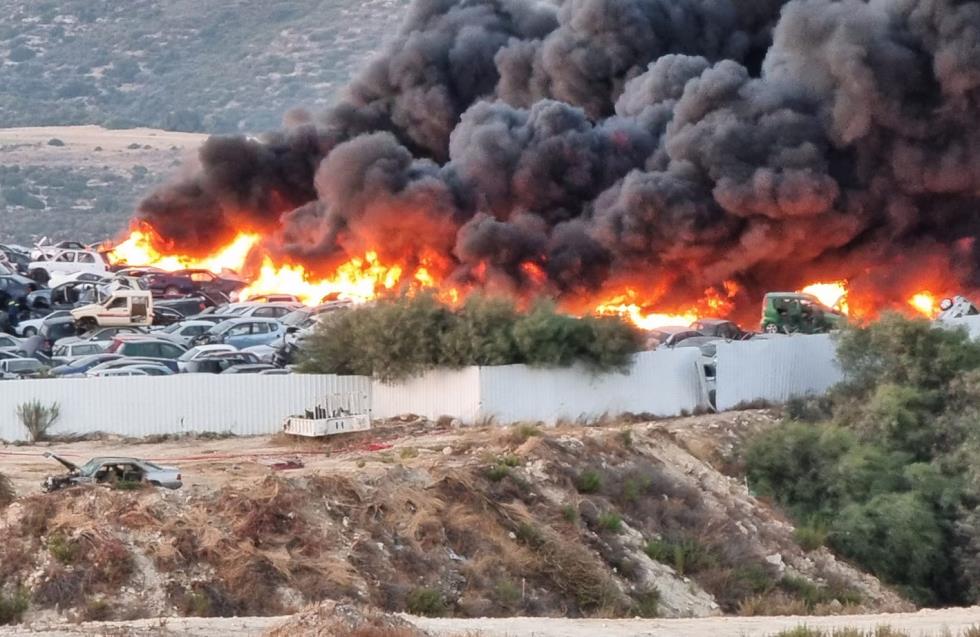 Πυρκαγιά στην Άλασσα: Πρόβλημα οι σφοδροί άνεμοι - Καίγεται χώρος ανακύκλωσης παλαιών οχημάτων