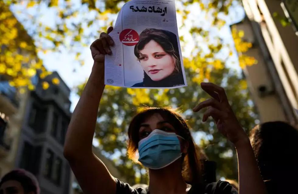 Ιράν: Μπλακ άουτ στο διαδίκτυο για να συγκρατηθεί η οργή για τον θάνατο της Μαχσά Αμινί;